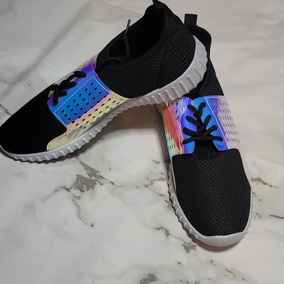 Whether you're shopping, working out, or at the airport, these sneakers are both - Picture 4 of 4